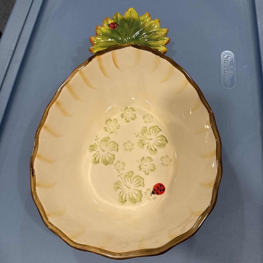 Temp-Tations Pineapple w/lady bugs 1.5 Quart Bowl Ovenware